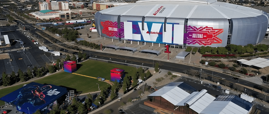 Vemos un estadio de fútbol americano en Arizona con publicidad