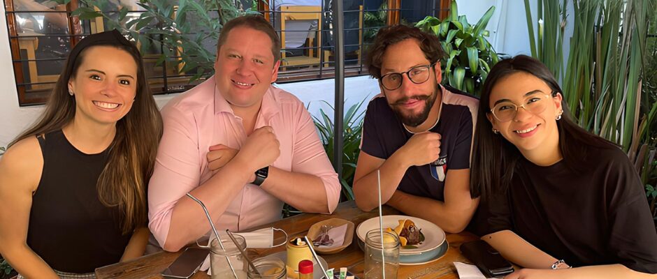 Colaboradores Ondata alegres en reunión