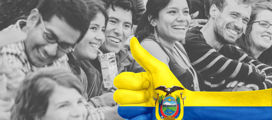 Personas felices reunidas frente a la bandera del Ecuador. Los ecuatorianos, ¿preferimos lo nuestro?