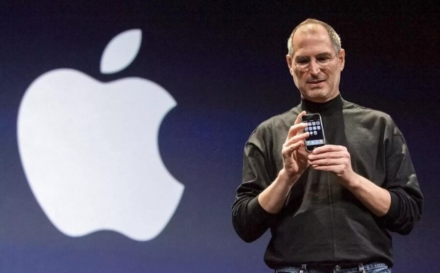 Steve Jobs muestra Iphone con el logo de Apple atras. El legado de Steve Jobs