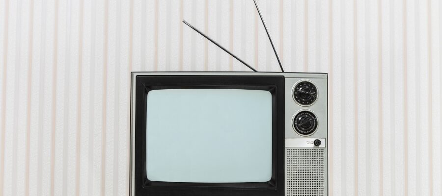 Foto de televisión antigua sobre mesa de madera