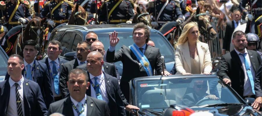 Presidente de Argentina, Javier Milei, en caravana rodeado de su seguridad
