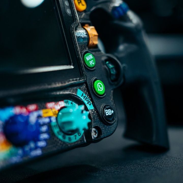 WHATSAPP-MERCEDES-BENZ-F1