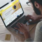 John Travolta revive Grease en un spot navideño para Capital One