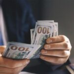 Prada compra Versace por $1.400 millones tras rebaja por aranceles de EE.UU.